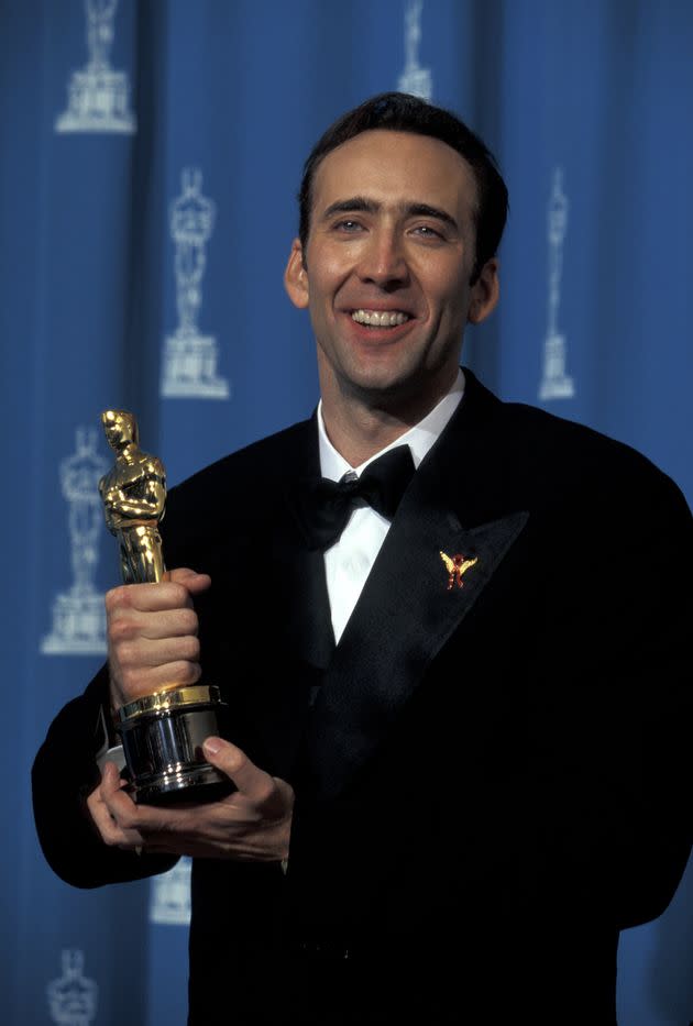 Cage with his Best Actor trophy at the Academy Awards in 1996. (Photo: Jim Smeal via Getty Images)