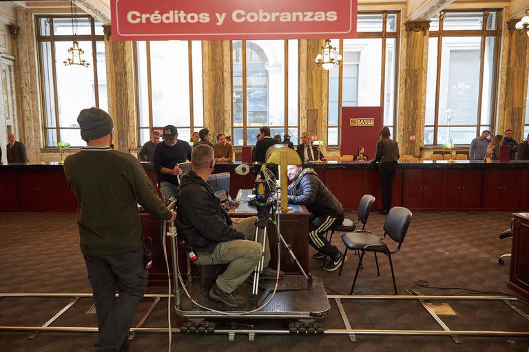 Para grabar una de las escenas del día, la producción utilizó un carro de instalado en medio del hall de entrada de un distinguido edificio del microcentro, que solía alojar a una institución financiera