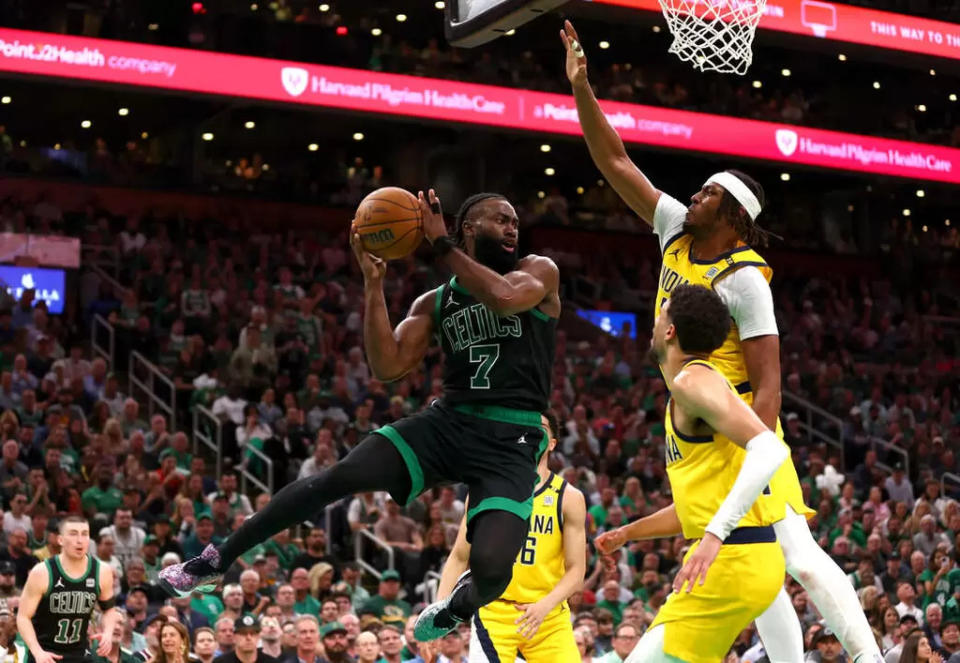 布朗（Jaylen Brown）今天攻下40分，追平生涯季後賽單場得分最高紀錄。法新社