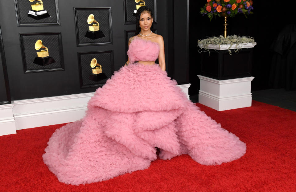 <p>Jhené Aiko setzte auf Prinzessinen-Look und das wahrscheinlich voluminöseste Kleid des Abends: Die wilden Wogen aus rosafarbenem Chiffon machten das Monsoori-Kleid zu einem echten Hingucker auf dem Red Carpet. (Bild: Kevin Mazur/Getty Images for The Recording Academy )</p> 