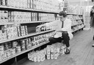 <p>In 1962, the <a href="https://fraser.stlouisfed.org/files/docs/publications/bls/bls_1338-3_1963.pdf" rel="nofollow noopener" target="_blank" data-ylk="slk:average grocery store worker;elm:context_link;itc:0;sec:content-canvas" class="link ">average grocery store worker</a> in the United States made $1.69 an hour. This was higher than minimum wage at the time, which was $1.15, or the equivalent to $9.85 <a href="https://www.dollartimes.com/inflation/items/1962-united-states-minimum-wage" rel="nofollow noopener" target="_blank" data-ylk="slk:in 2020;elm:context_link;itc:0;sec:content-canvas" class="link ">in 2020</a>.</p>