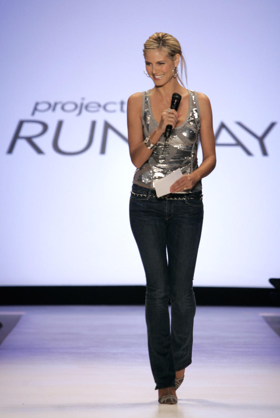 <p>Ende des Jahres 2004 bekam Klum ihre erste US-Fernsehshow: Bei „Project Runway“ (dt.: Projekt Laufsteg), wo jährlich der beste Amateur-Modedesigner ausgezeichnet wird, nimmt sie nicht nur die Rolle einer von elf Produzentinnen ein, sondern ist gleichzeitig auch Moderatorin und Jury-Vorstand der Show. 2013 bekam Klum ihren ersten Emmy als Moderatorin von „Project Runway“. Übrigens: Heidi Klum hatte nach dem Abitur auf einen Ausbildungsplatz als Modedesignerin in Düsseldorf verzichtet – stattdessen widmete sie sich ihrer Modelkarriere. (Bild: AP Photo) </p>