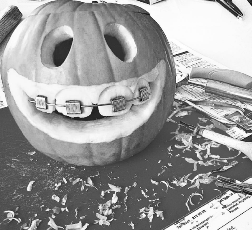 <p>@zahnarzt_croy</p><p>Yep, even pumpkins wear braces!</p>