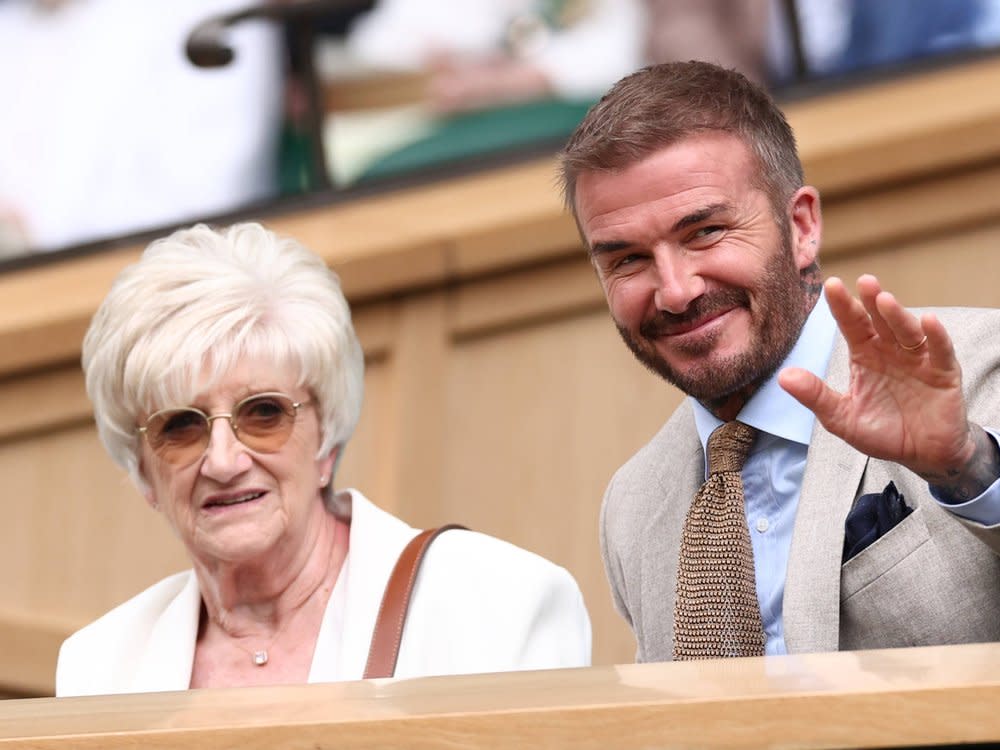 David Beckham mit seiner Mutter Sandra am ersten Wimbledon-Tag. (Bild: imago images/Action Plus)