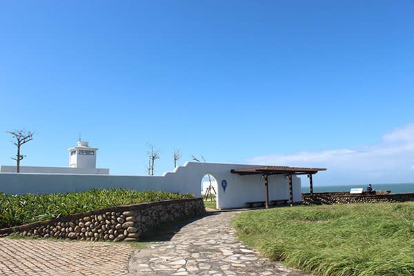 極北藍點碧海藍天配上純白建築 (圖片來源／極北藍點)