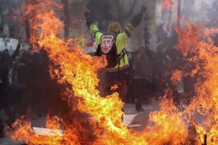 The scenes of violence were reminiscent of the worst "yellow vest" riots in Paris in December (AFP Photo/Zakaria ABDELKAFI)