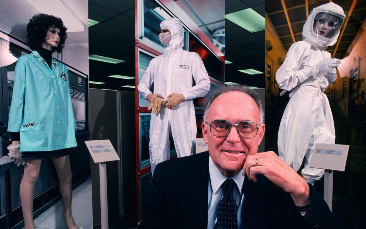 Gordon Moore in 1990 at Intel's headquarters in Silicon Valley - jbcn / Alamy