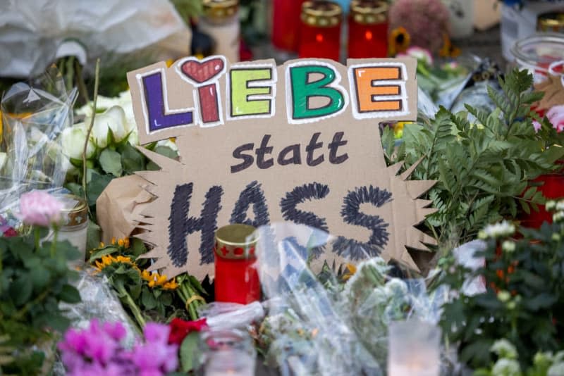 People lay flowers and candles near the scene of a knife attack at the Solingen town festival. Several people were killed and injured in a knife attack on Friday evening at the city festival celebrating the 650th birthday of the city of Solingen. Thomas Banneyer/dpa