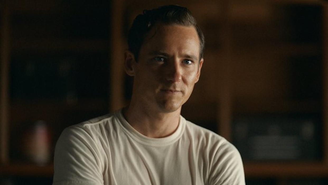  Lewis Pullman in a while T-shirt in Lessons in Chemistry. 