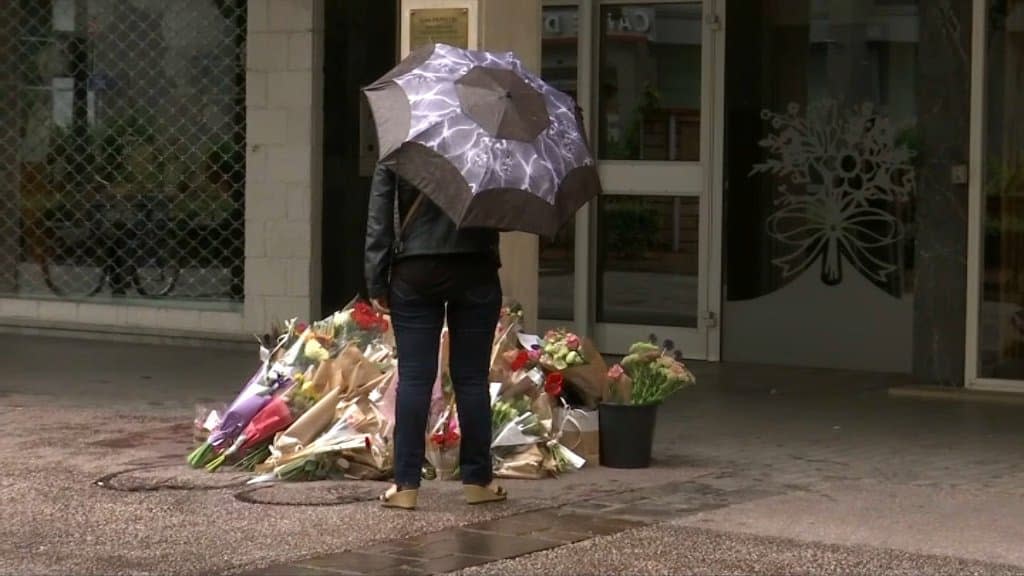 Fleurs, messages et autres présents déposés devant le bureau de la psychologue tuée mercredi dernier à Annecy - BFMTV