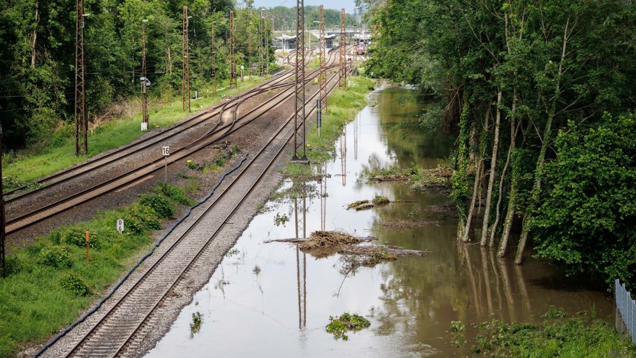 Eine Zugreise nach Süddeutschland - angesichts des Hochwassers im Moment keine gute Idee. (Bild: dpa)