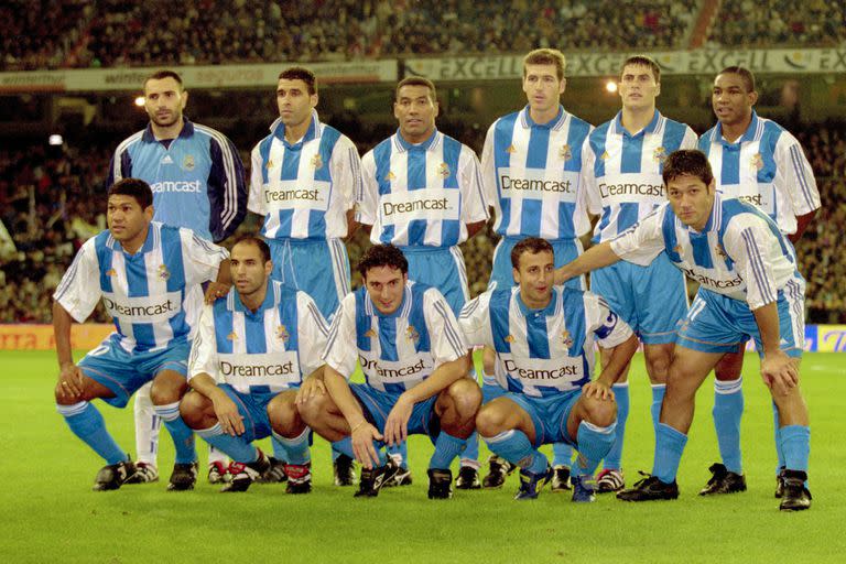 Una formación de La Coruña del 2000, temporada en la que los gallegos ganarían la Liga española; arriba, el tercero de izquierda a derecha es Mauro Silva, y justo delante suyo, hincado, con cara de travieso... Scaloni  