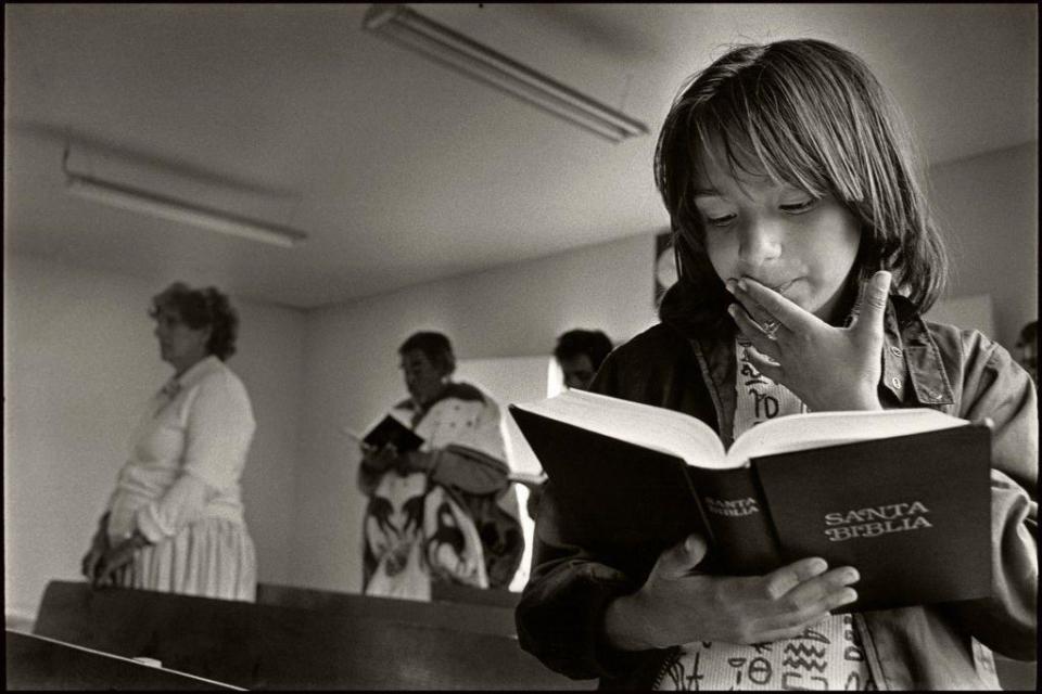 Niña leyendo la Biblia. 