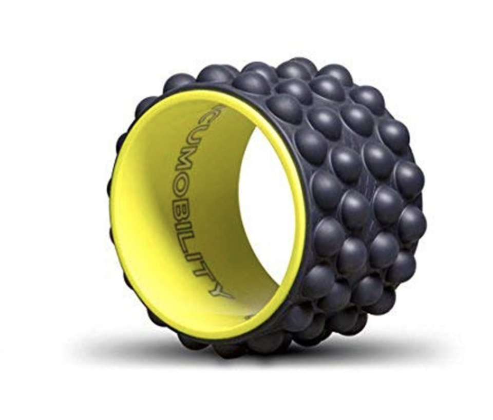 The Ultimate Back Roller del marchio Acumobility è la ruota da yoga che ha una doppia funzione: oltre a servire come attrezzo per facilitare posizioni ed esercizi yoga, fa massaggi alla schiena, alle gambe e alle braccia di chi la usa. Prezzo: 59,95 dollari su amazon.com