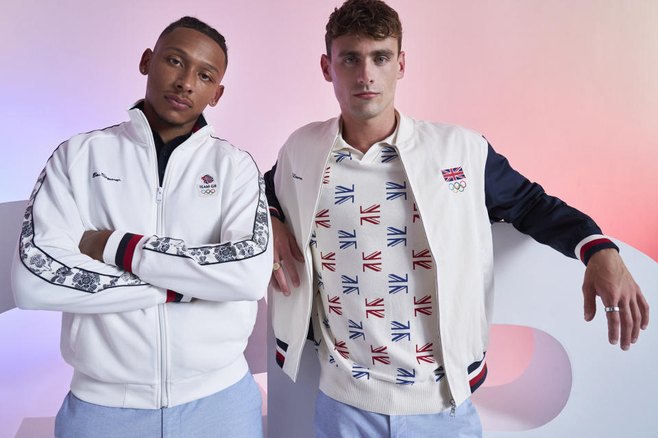 Esta imagen proporcionada por Ben Sherman muestra a los atletas británicos Kye Whyte, izquierda, y Jacob Peters vistiendo trajes oficiales de la colección del equipo de Reino Unido creados por Ben Sherman. (Ben Sherman vía AP)