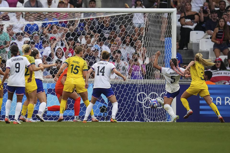 Trinity Rodman dari Amerika Serikat, kedua dari kiri, mencetak gol pembuka bagi timnya dalam pertandingan sepak bola wanita Grup B antara Australia dan Amerika Serikat, di Stadion Marseille, pada Olimpiade Musim Panas 2024, Rabu, 31 Juli 2024, di Marseille, Prancis. (Foto AP/Daniel Cole)