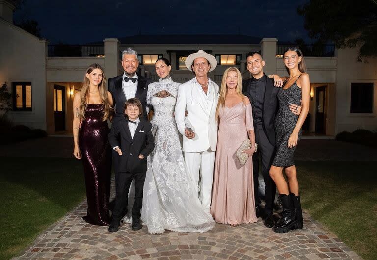 La foto familiar del casamiento de Cande Tinelli y Coti Sorokin con Marcelo Tinelli y Soledad Aquino, los padres de la novia y Micaela, Lolo, Francisco y Juanita, sus hermanos