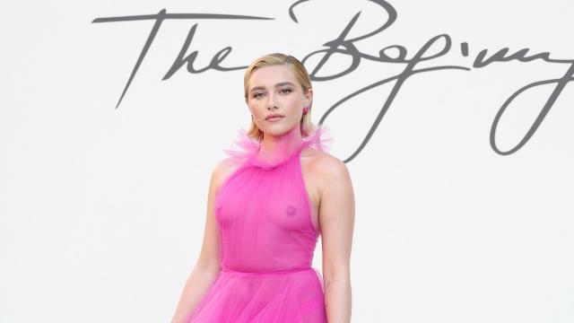 Florence Pugh makes return to Paris Fashion Week in transparent dress  following last year's uproar - Yahoo Sports