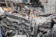 <p>CIUDAD DE MÉXICO.- Earthquake/Terremoto-CDMX.- 24 de septiembre 2017.- Voluntarios españoles, israelíes, militares, scouts y topos trabajan en las labores de rescate del edificio que estaba en Álvaro Obregón 286, donde se cree que la mayoría de las víctimas se encontraban en el cuarto piso del inmueble. Foto: Agencia EL UNIVERSAL/Germán Espinosa/RCC </p>