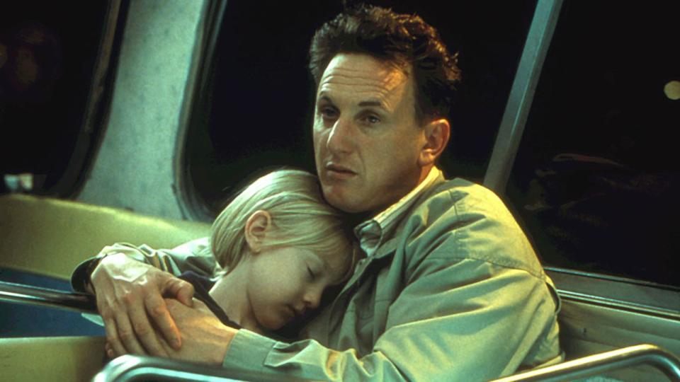 Sam (Sean Penn) ist geistig leicht zurückgeblieben. Als seine Tochter Lucy (Dakota Fanning) eingeschult wird, ändert sich alles: Die Kleine weigert sich zu lernen, weil sie nicht schlauer als ihr Daddy sein will. Die Behörden reagieren und bringen Lucy zu Pflegeeltern. Sam beginnt einen schier aussichtslosen Kampf mit den Behörden. "Ich bin Sam" brachte Sean Penn eine Oscarnominierung ein. (Bild: Warner)