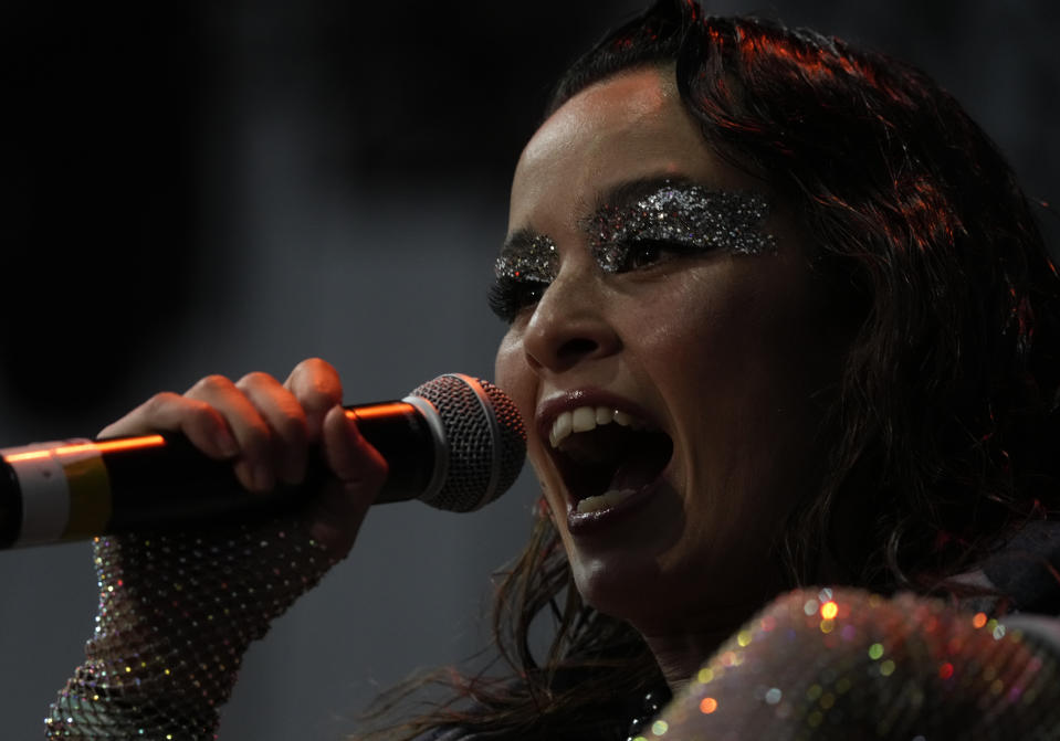 Catalina García, vocalista de Monsieur Periné, durante su presentación en el festival Vive Latino en la Ciudad de México el domingo 19 de marzo de 2023. (Foto AP/Fernando Llano)