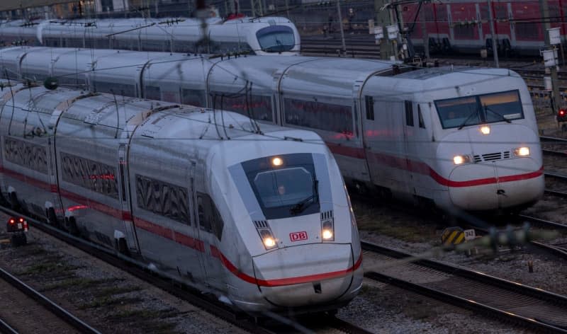 Three ICE trains arrive at Munich Central Station in the early hours of the morning. Strikes are now possible again following the renewed failure of wage negotiations at Deutsche Bahn. Peter Kneffel/dpa