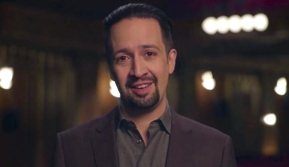 En esta imagen tomada de video, Lin-Manuel Miranda participa en el espectáculo "Celebrating America", tras la ceremonia de investidura del presidente Joe Biden, el miércoles 20 de enero del 2021. (Biden Inaugural Committee via AP)