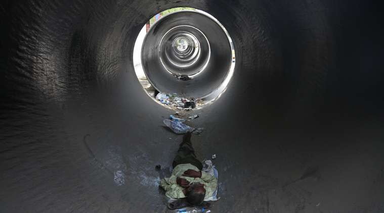 印度中部大城海德拉巴（Hyderabad）炎熱夏季的某一天，一名男子在水泥管中休息（AP）