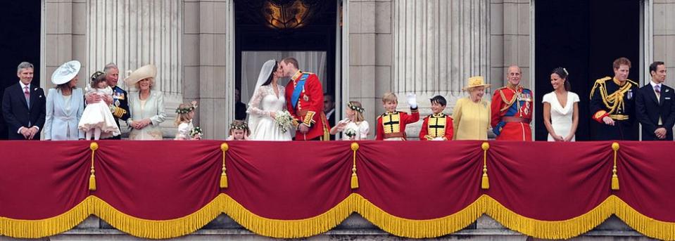 El príncipe William de Gran Bretaña besa a su esposa Kate, duquesa de Cambridge, en el balcón del Palacio de Buckingham, después del servicio de bodas, en Londres, 29 de abril de 2011.