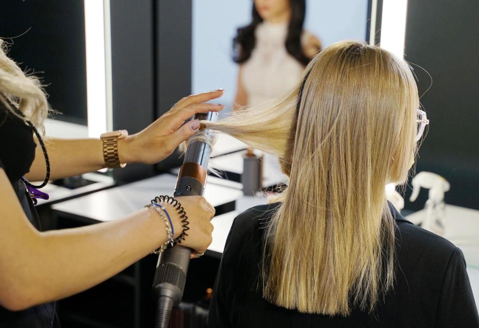 ▲新一代Dyson Airwrap多功能造型器關鍵技術在於導入康達效應，當使用時能將頭髮吸附到髮捲表面，並讓髮絲沿氣流自動，輕易捲出自然又不留痕跡的捲髮造型。