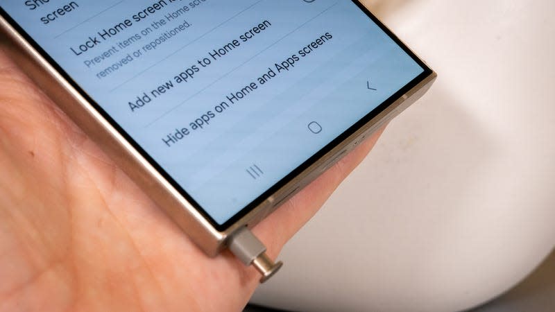 The S Pen pops out of the Galaxy S24 Ultra like Old Faithful. - Photo: Florence Ion / Gizmodo