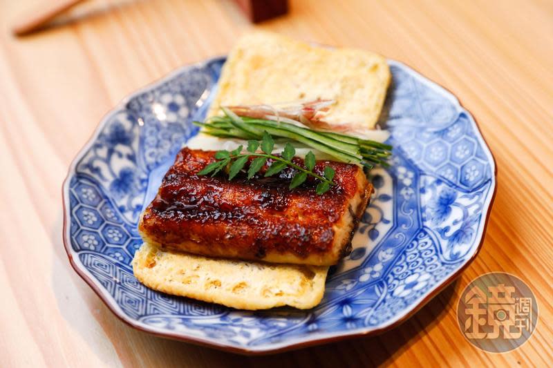 以北京烤鴨為創意來源的鰻魚冊子，是渡邉拿手鰻魚料裡的其中一種。