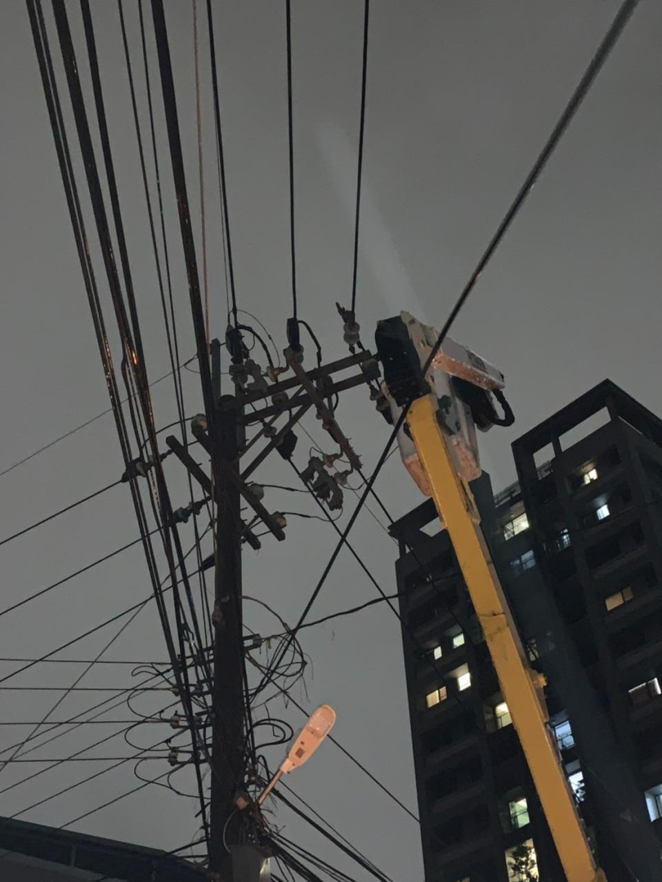 台電表示受雷雨影響容易造成設備故障或線路斷線，圖為新北市土城區搶修工作。台電提供