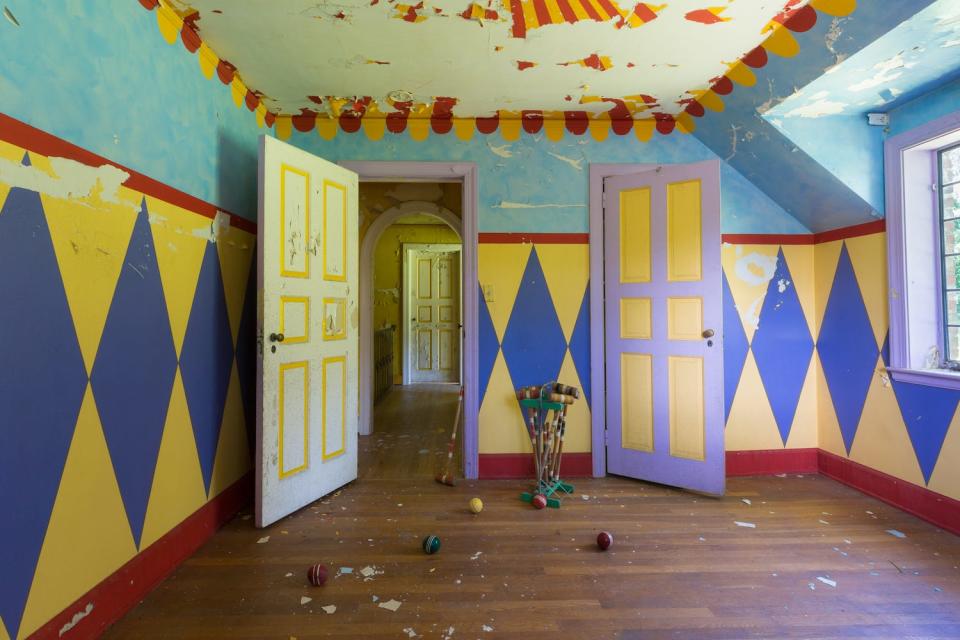An image inside the abandoned clown house.