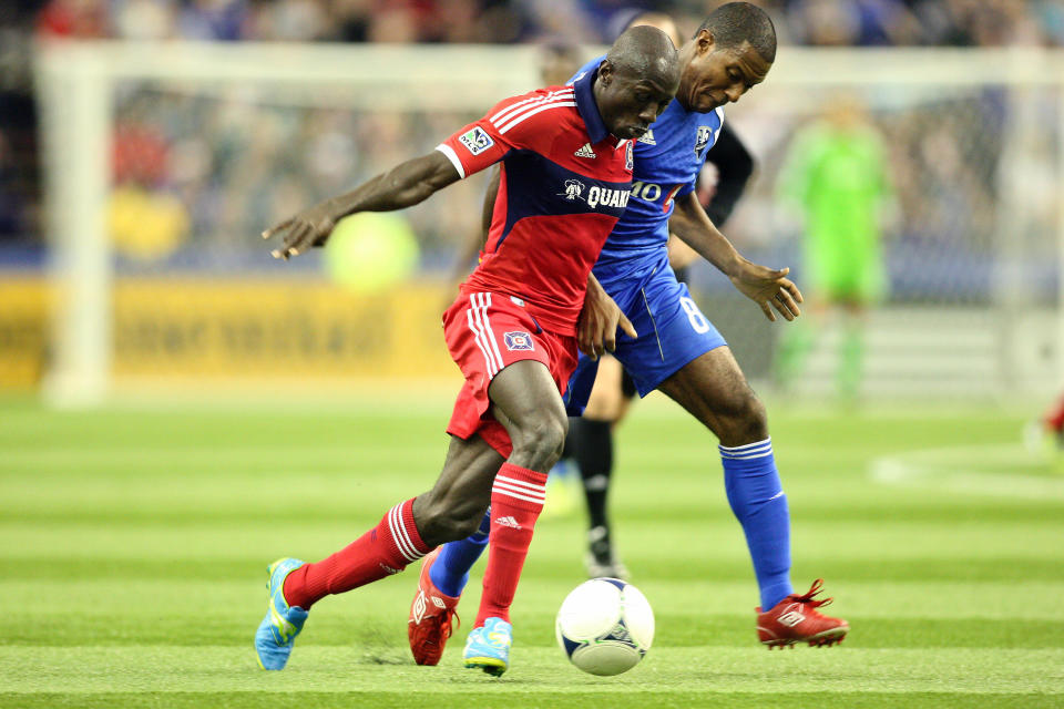 Dominic Oduro, le #8 du Fire de Chicago, contrôle le ballon sous l'oeil attentif du joueur de l'Impact Patrice Bernier. (Photo by Richard Wolowicz/Getty Images)