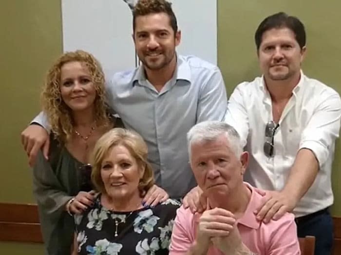 David Bisbal con sus padres y hermanos 