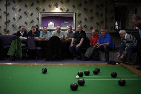 Members of the Yarrow Recreation Bowling Club watch a bowls game in Scotstoun, Glasgow, Scotland January 15, 2014. REUTERS/Stefan Wermuth