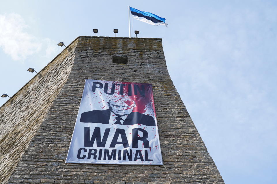 Porträt von Wladimir Putin mit der Aufschrift «Putin - Kriegsverbrecher». (Bild: REUTERS/Janis Laizans)