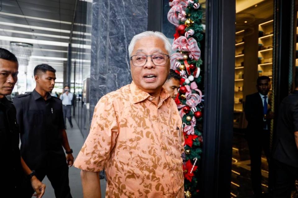 Umno vice-president Datuk Seri Ismail Sabri Yaakob arriving for a meeting with Perikatan Nasional at St Regis in Kuala Lumpur on Nov 23, 2022. — Picture by Firdaus Latif