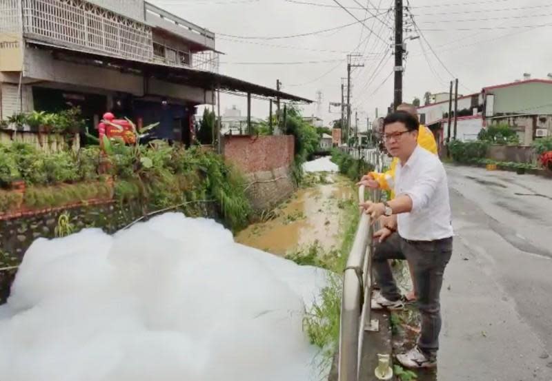 彰化縣議員曹嘉豪質疑是上游業者排放清潔用品所致，加上雨水攪拌，泡沫才不斷膨脹。（彰化縣政府提供）