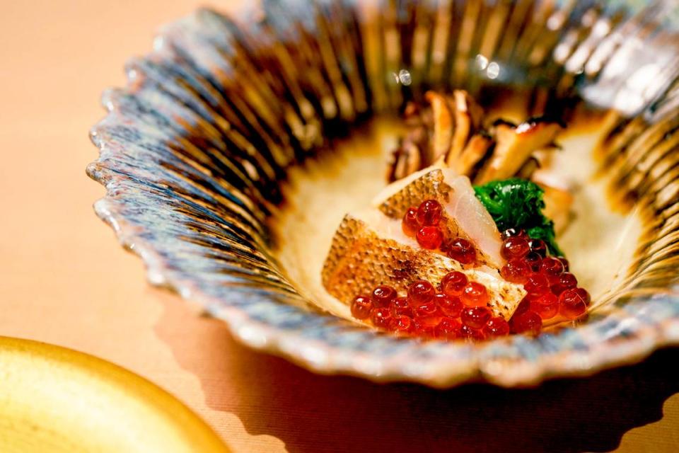 The Den at Sushi Azabu Miami sirve comida japonesa al estilo omakase.