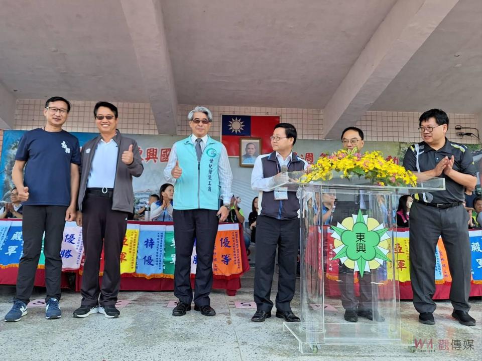 ▲東興國中校長林祺文（右一)與中大壢中校長李世峰（右二)等多位校長同框。（圖/記者潘明賜攝)