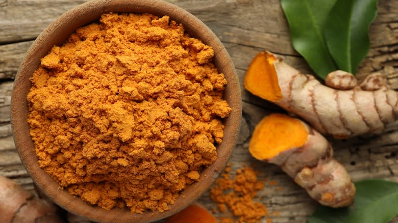 turmeric powder and fresh turmeric