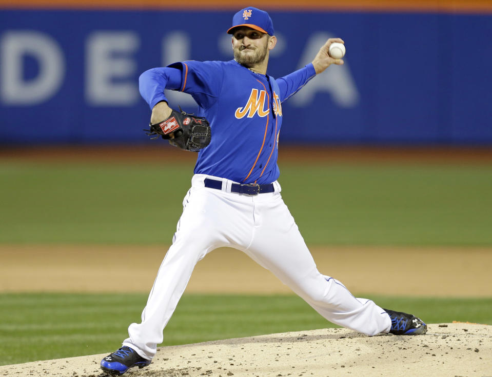 New York Mets' Jonathon Niese delivers a pitch during the second inning of a baseball game against the Atlanta Braves, Friday, April 18, 2014, in New York. (AP Photo/Frank Franklin II)