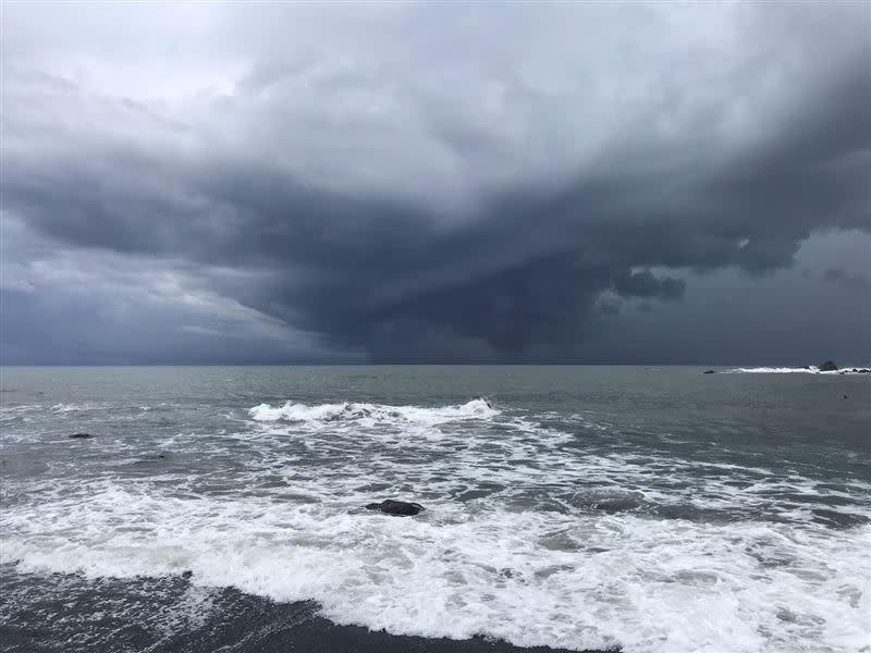 台東都歷海灘外海驚見水龍捲？氣象局表示「只是雨幕應該不是水龍捲」。