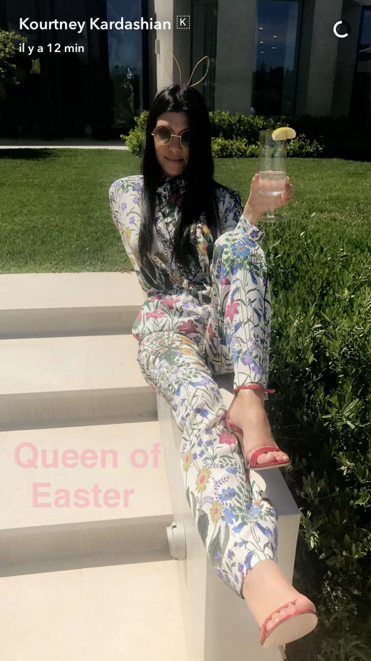 <p>Kourtney Kardashian a trouvé l’outfit parfait pour la chasse aux oeufs. </p>