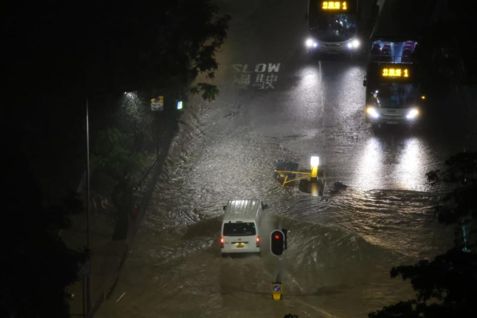 黃大仙水浸嚴重，有客貨車涉水而行，小心翼翼