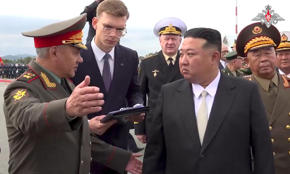 En esta imagen, tomada de un video distribuido por el Departamento de Prensa del Ministerio de Defensa de Rusia el 16 de septiembre de 2023, el líder de Corea del Norte, Kim Jong Un (derecha), escucha al ministro ruso de Defensa, Sergei Shoigu (izquierda), durante una visita a aviones de guerra rusos en el aeropuerto internacional de Vladivostok, en Vladivostok, en el extremo oriental de Rusia. (Departamento de Prensa del Ministerio de Defensa de Rusia vía AP)