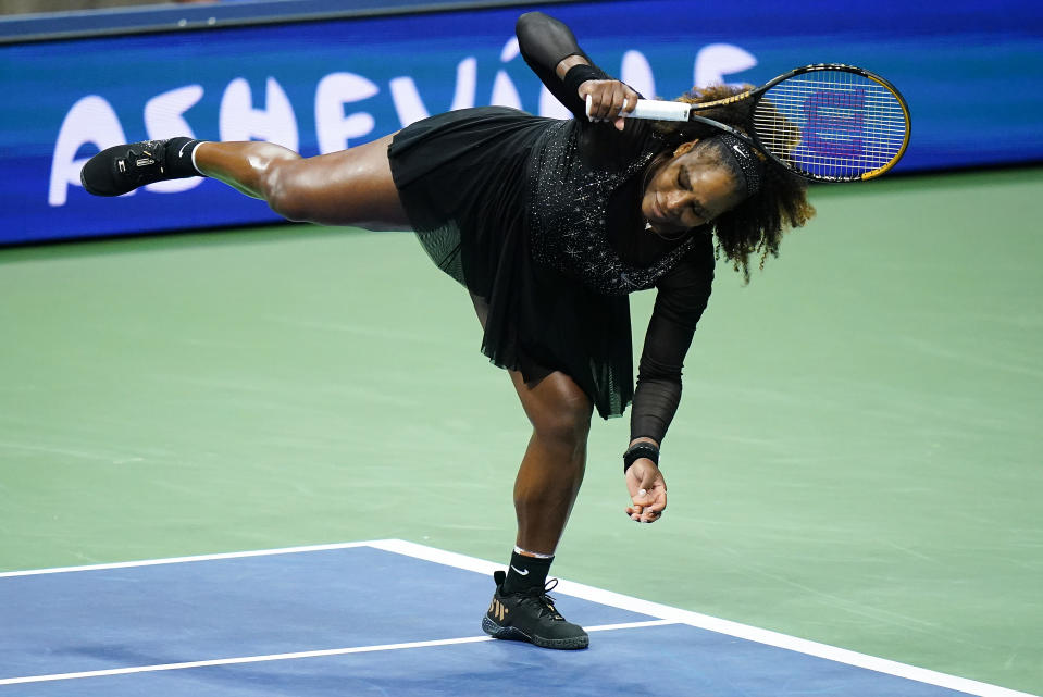 La estadounidense Serena Williams hace una devolución a la australiana Ajla Tomlanovic en la tercera ronda del Abierto de Estados Unidos, el viernes 2 de septiembre de 2022 (AP Foto/Frank Franklin II)