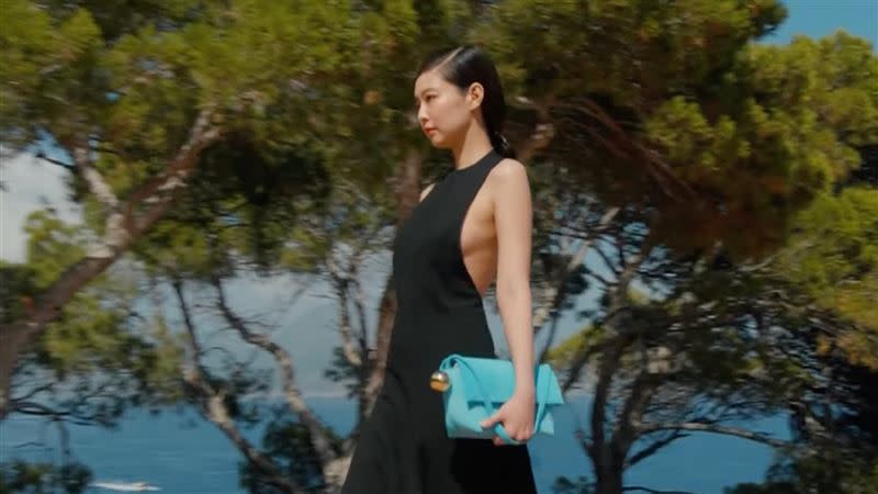 Jennie無罩替「Jacquemus」走秀。（圖／翻攝官方）